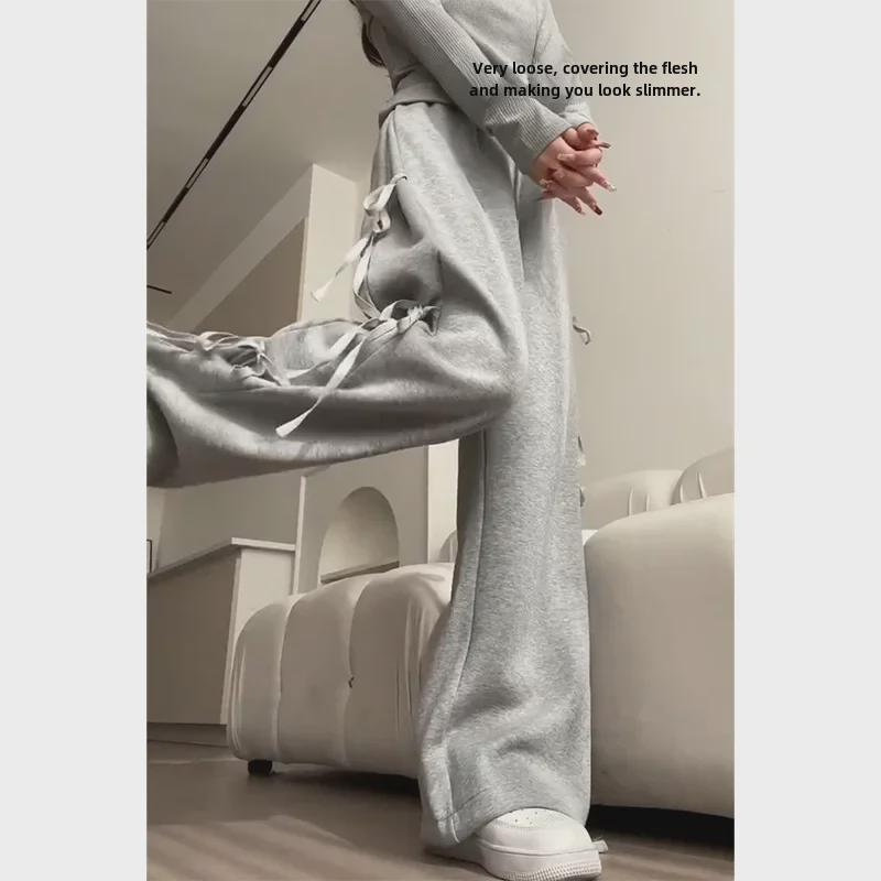 Skladem Dámské šedé sportovní kalhoty se širokými nohavicemi a mašlí - Nový design pro jaro/podzim 2024