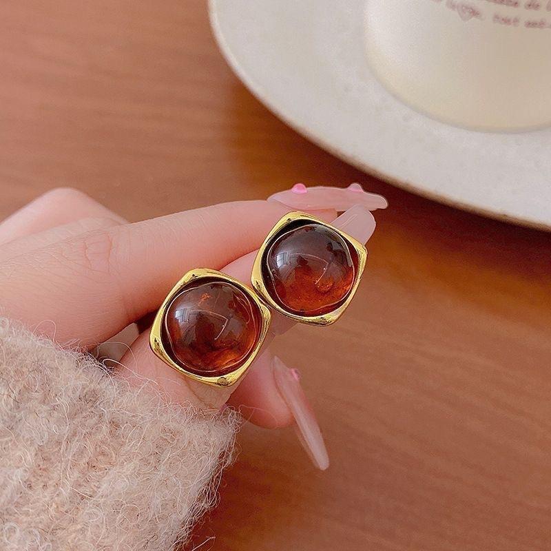 Maillard coffee color new popular earrings women's Hong Kong style retro high-end temperament tiger's eye stone stud earrings versatile earrings