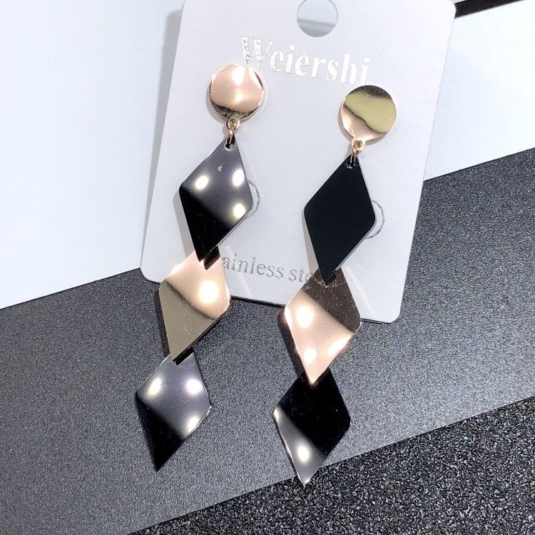 Japanese and Korean 18K Rose Gold Titanium Steel Zircon Stud Earrings, Femininity Simple Four-leaf Clover Black Earrings Internet Celebrity