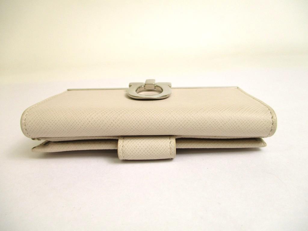 Autentisk Salvatore Ferragamo Gancini lysbeige skinn sølvfarget H/W bifold-lommebok #a701 pusset opp