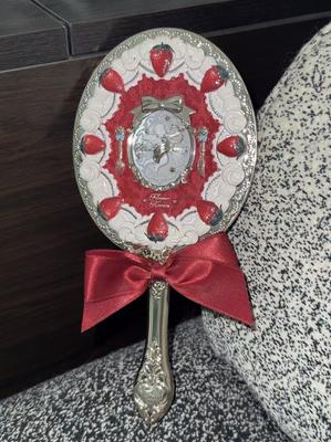 Kosmetikspiegel aus der Serie „Strawberry Cupid“ von
