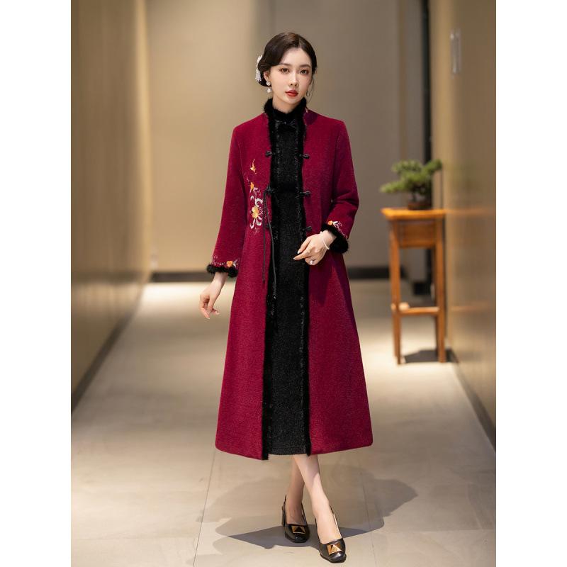 

Retro Embroidered Velvet Cheongsam Coat for Middle-Aged and Elderly: Stylish & Versatile Autumn/Winter Outerwear M [45-50 kg] вина червоного кольору