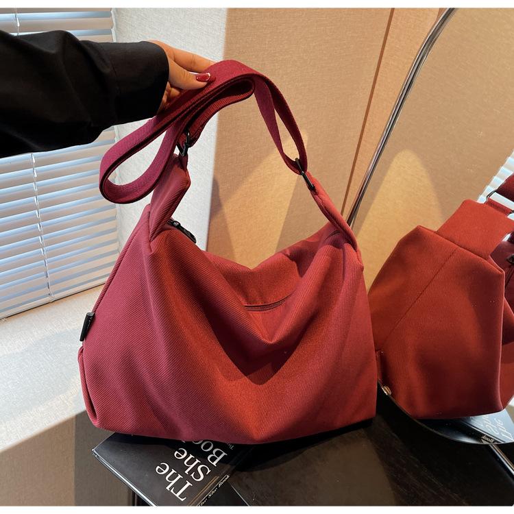 

Тренд лета 2025 новая модная сумка-мешок, сумка-мессенджер, новая трендовая универсальная сумка-тоут бордовый