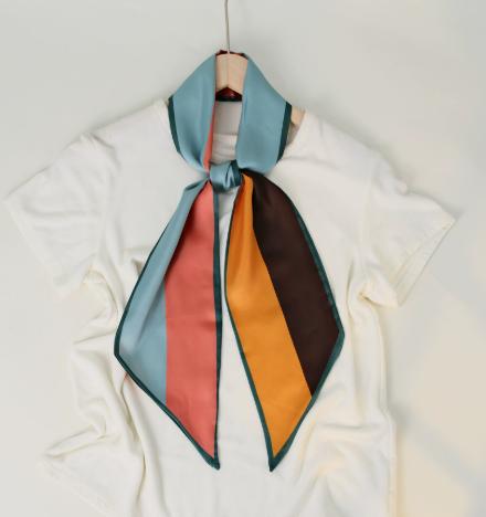 Color-blocked green-edged scarf