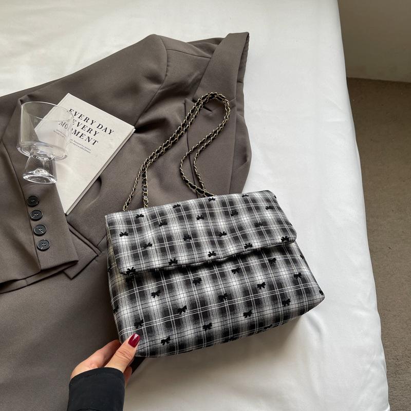 

This year, the popular foreign style personalized bag women s large capacity 2025 new leisure chain shoulder messenger bag small square bag