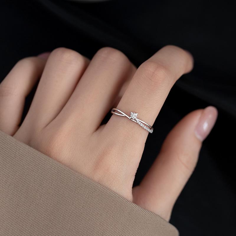 Diamond-Encrusted Four-Pointed Star Ring: New Double-Layered Cross Design for Index Finger.