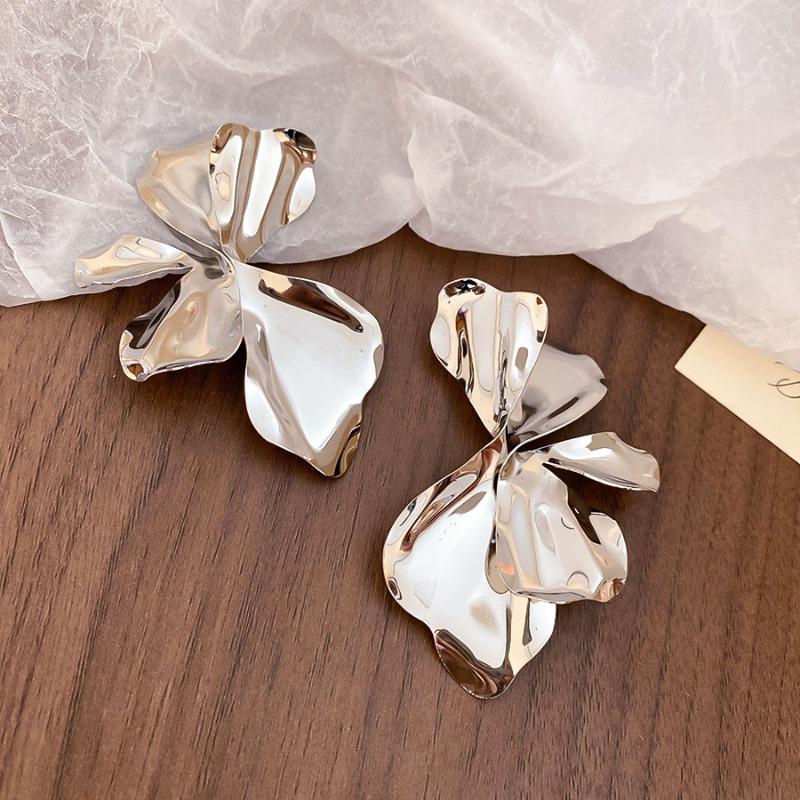 

Elegant Polished Metal Flower Stud Earrings for Women, Minimalist Sophisticated Versatile Daily Design United States