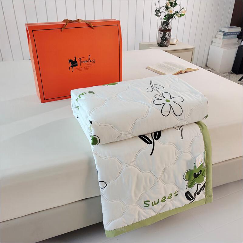 All-Season Lightweight Polyester Quilt