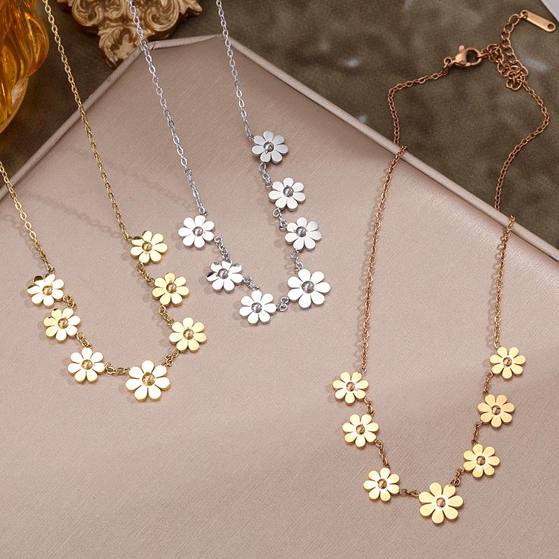 Women's Titanium Steel Sunflower Necklace: Elegant Gold, Niche Design, Non-Fade, Light Luxury Clavicle Chain with Small Daisy Accent.