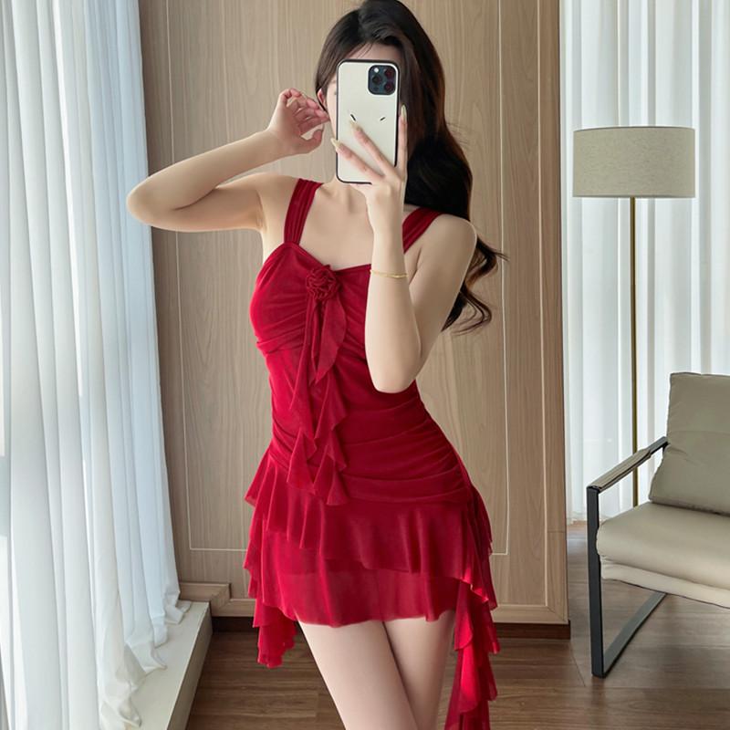 Feuerroter Mund: Schlankmachendes rotes Badeanzugkleid für einen sexy Strandurlaub
