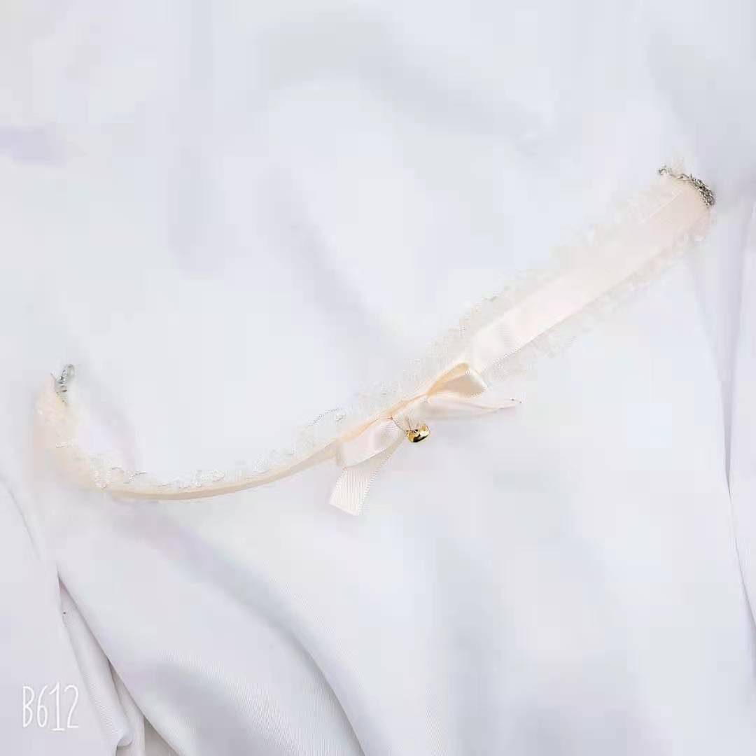 

Кружевной воротник, черное ожерелье с бантом