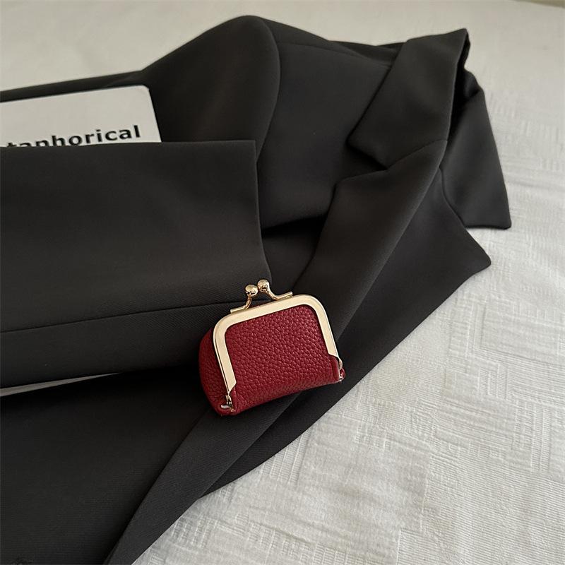 

2025 осень новый кошелек с золотой застежкой, сумка-кошелек мини, свежий, для мелочи, темпераментная, популярная в этом году маленькая квадратная сумка, женская сумка красный