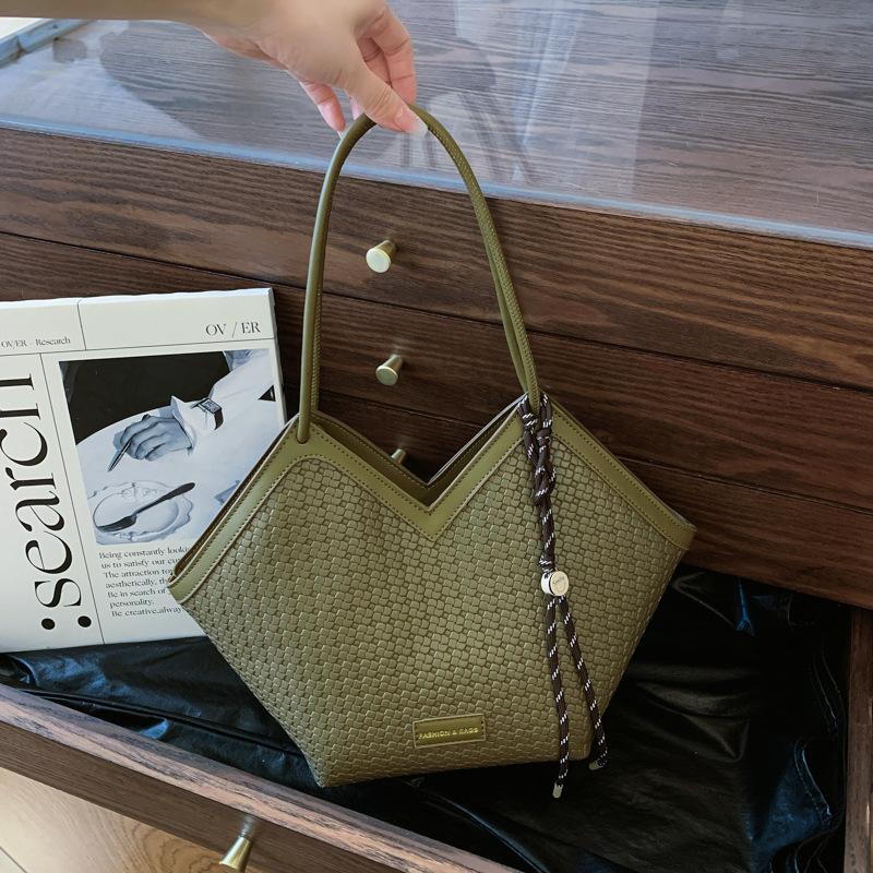 

Large Capacity Bag Women S Retro Indentation Shoulder Portable Underarm Bag Premium Texture Commuter Tote Bag зелёный