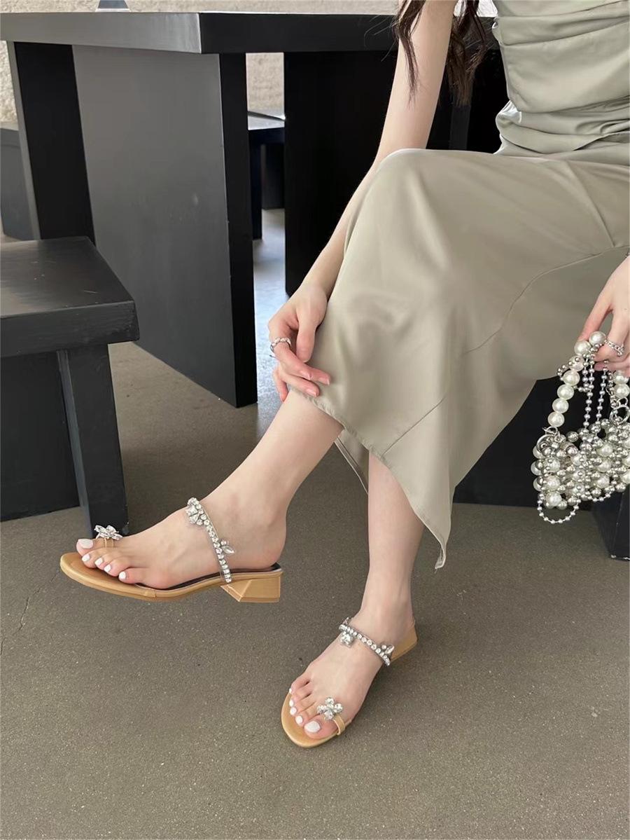 

Fairy rhinestone butterfly toe cool slippers female 2025 summer new thick heel outer wear temperament one pedal sandals 39 хаки
