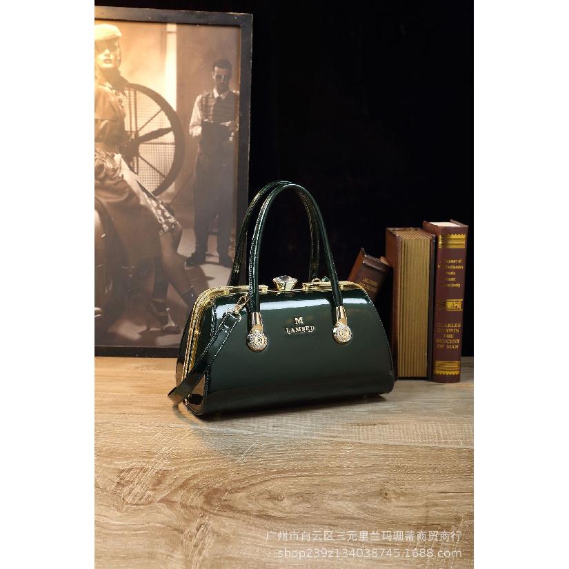 

Внешняя торговля Европейский и американский патентная кожа глянцевая женская сумка невеста свадебная сумочка большая вместимость женская на плечо через плечо сумка-багет темно-зеленого