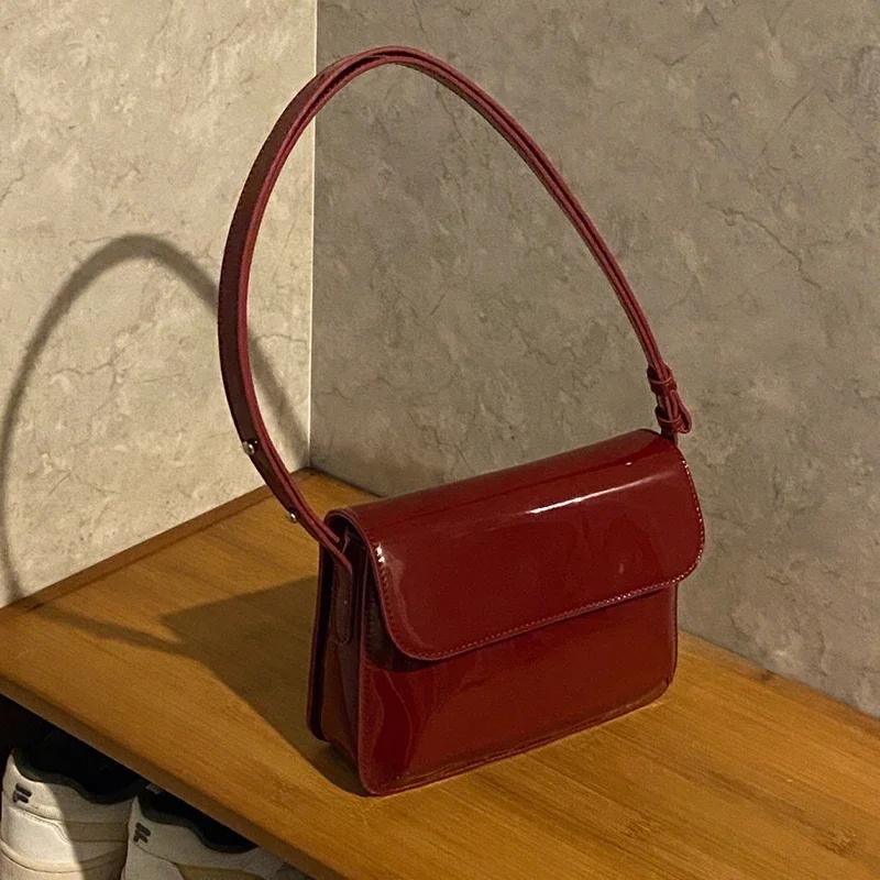 Crossbody kabelka Stylová dámská kabelka do podpaží Malá čtvercová kabelka Vintage lakovaná taška přes rameno