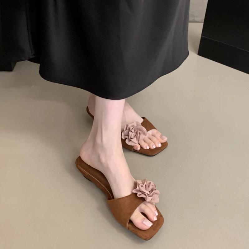 Ny stil av kilklackar Lågklackade skor Sandaler och Flip-flops