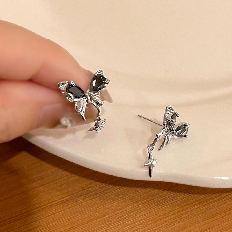 

Bow stud earrings girls sterling silver sweet cool new popular earrings niche design sense high-end light luxury earrings
