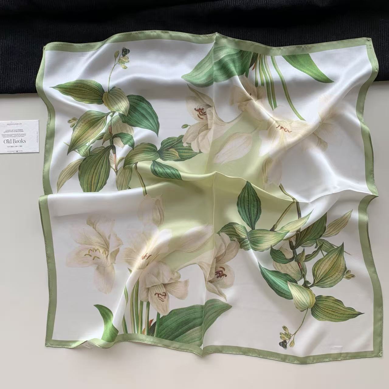Square scarf female spring and autumn romantic lily silk scarf mulberry silk silk scarf decorative scarf Internet celebrity 70cm small scarf 68-68