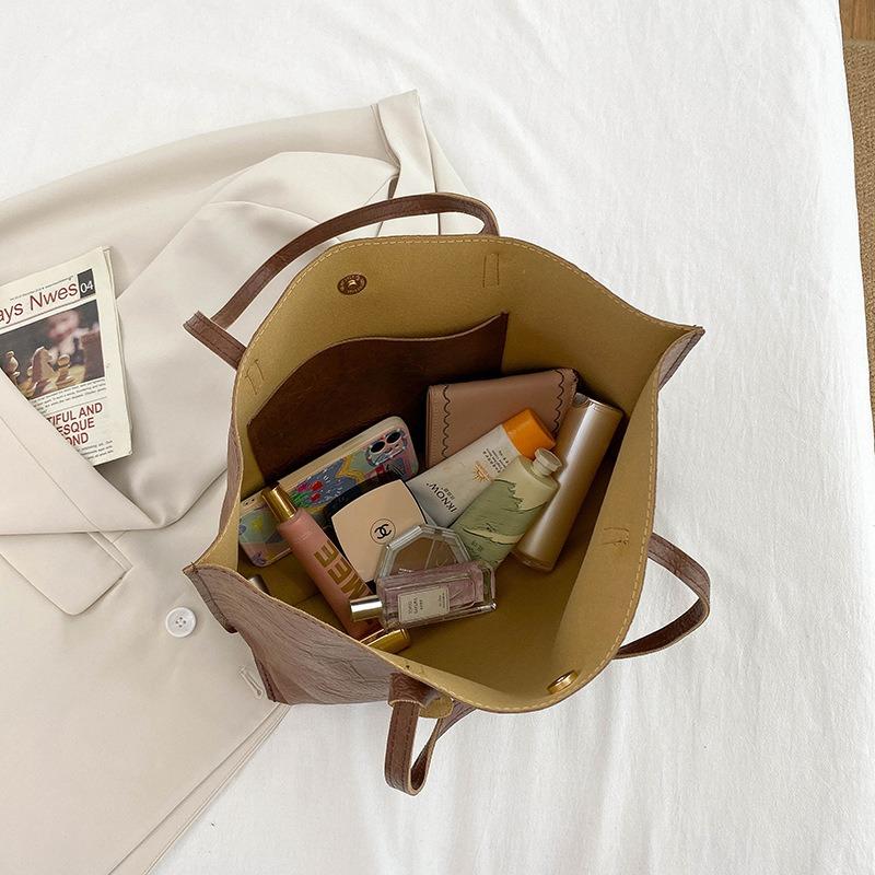 Autumn new tassel women's bags, shoulder handbags, large-capacity handbags, and fashionable bags.