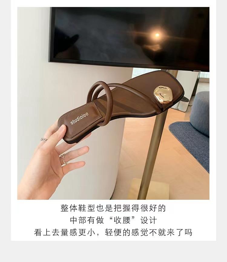 

Grape mother of the same style, summer fashion flat bottom square head gold buckle decoration one word with toe sandals women s leather slippers 35
