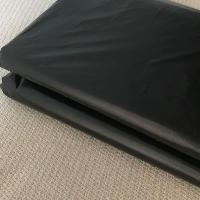 Schwere große schwarze Müllsäcke