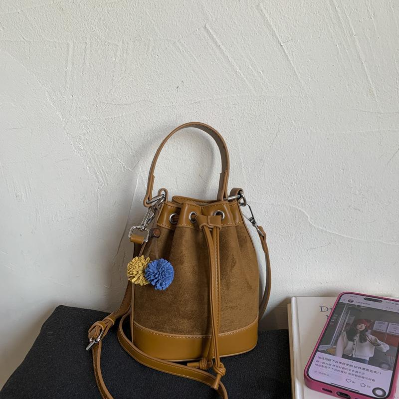 Fashion drawstring handbag versatile bucket bag women's 2025 autumn and winter new commuter shoulder bag trendy messenger bag