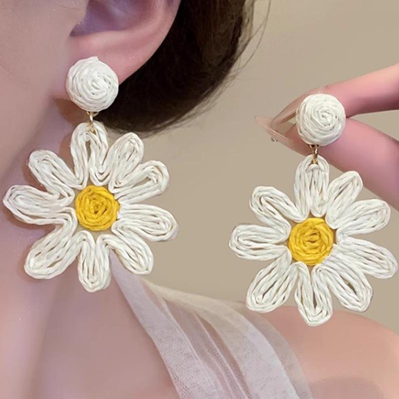 Boho Raffia Daisy Drop Earrings Handmade Woven Flower Dangle Earrings Summer Statement Jewelry for Women Beach Vacation Wear