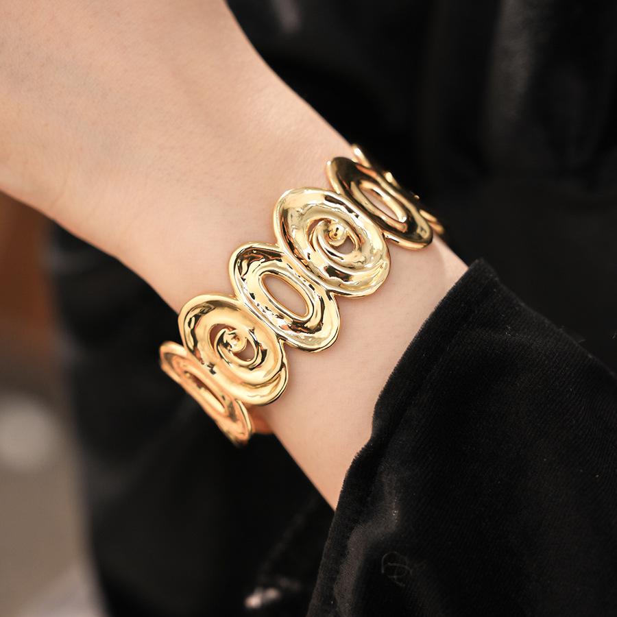 Spiral Lumina Oval Hollow Metal Statement Bracelet-Hand Ring with High-End Niche Appeal
