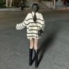 Langer Damenpullover mit Rollkragen, schwarz-weiß gestreift, lockerer Strickpullover, mittellang, warm, Streetwear-Stil, Pullover für Herbst und Winter