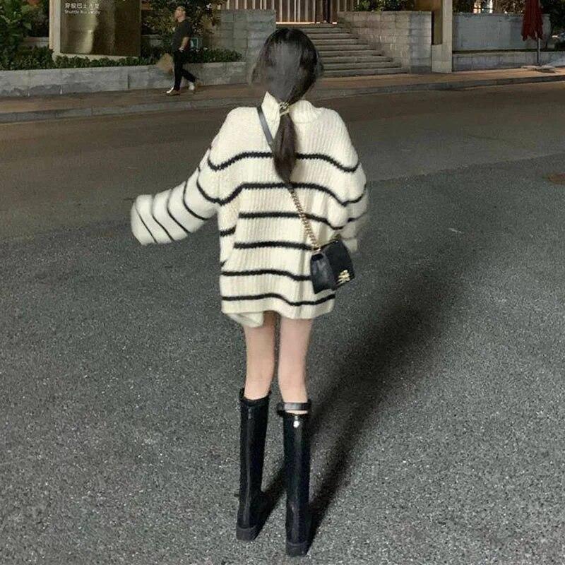 Dámský dlouhý svetr s rolákem Černobílý pruh Volný pletený pulovr Střední délka Teplý Streetwear styl Svetr Podzim a Zima