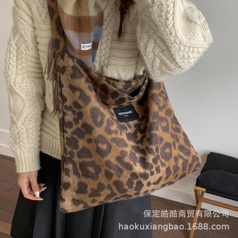 Leopard Print Women's Large Capacity 2025 New Autumn and Winter Casual Suede Shoulder Bag, College Students Commuting Tote Bag