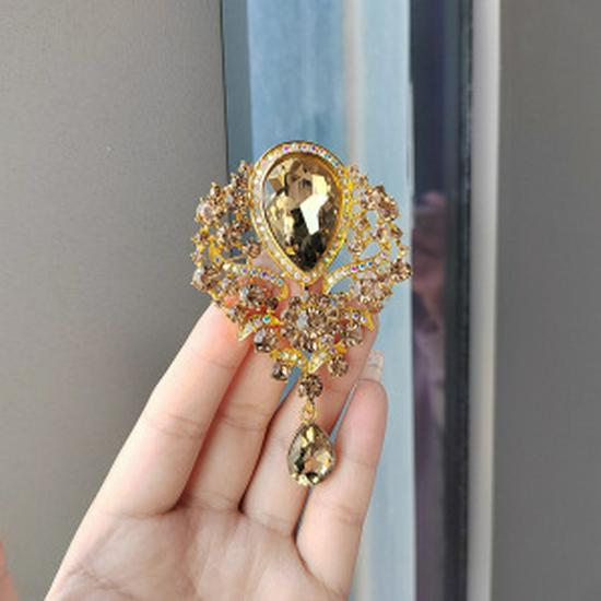 European-American Classic Crystal Brooch for Women's Fashion - High-End Statement Corsage Pin