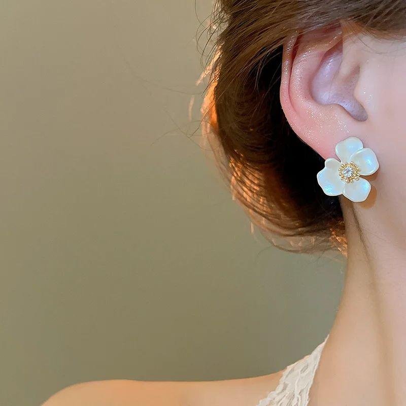Acrylic White Camellia Flowers Stud Earrings for Women Fashion Temperament Zircon Earring Party Wedding Jewelry Wholesale