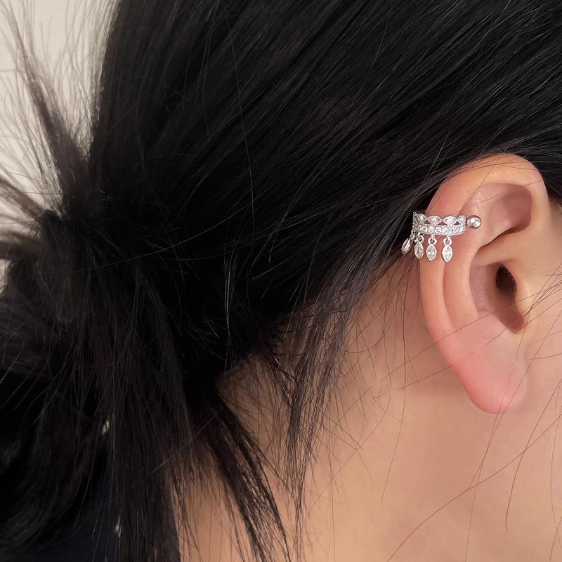 Personality Elegant Accessories Tassel Earrings Ethnic Wind Niche Design Screws Twisted Earbuds Unique and Exquisite Light Luxury Ins Style Female