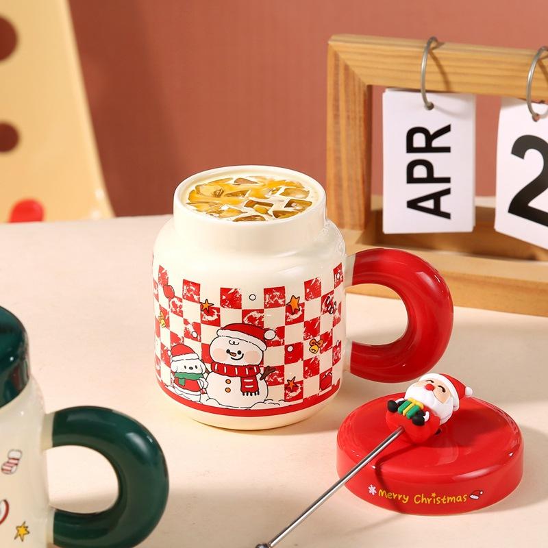 New Christmas gifts: Ceramic cups with LIDS, spoons, cartoon mugs, high appearance level, creative New Year gifts and souvenirs