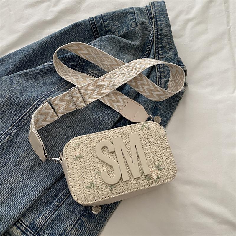 

Textured retro camera bag women s spring and summer straw fashion shoulder bag 2025 new wide shoulder strap messenger box bag белый