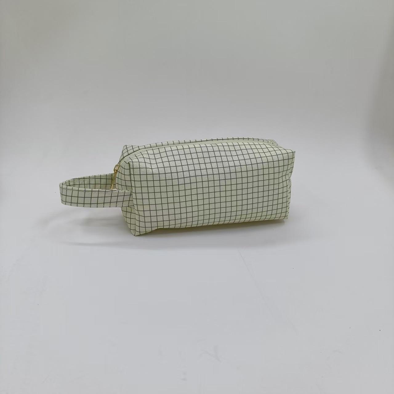 

Newcomer Exclusive: Large Capacity Plaid Makeup Handbag - Portable and Stylish Storage Solution