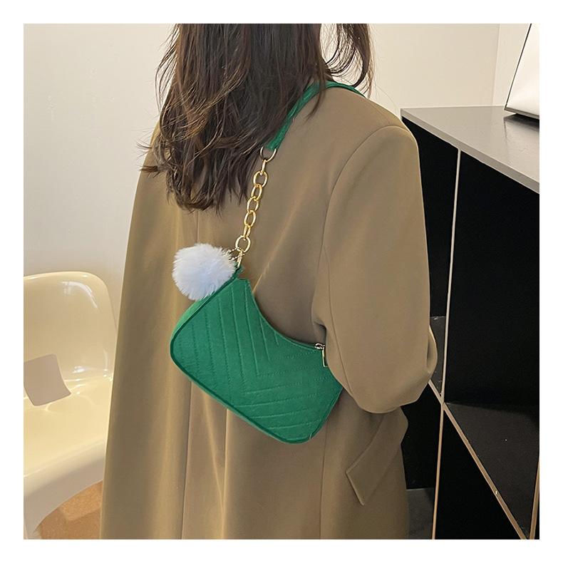 Трендовая повседневная женская сумка с ворсом — фото 12