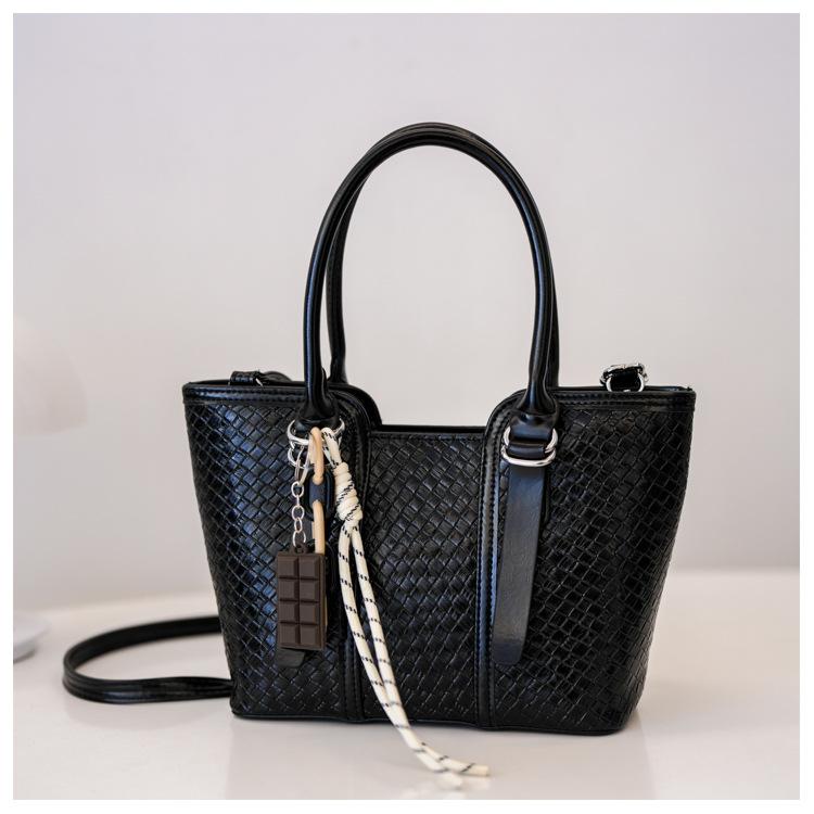 

2025 spring new women s bag high-end texture fashionable versatile portable shoulder oblique span bag niche design tote bag чёрный