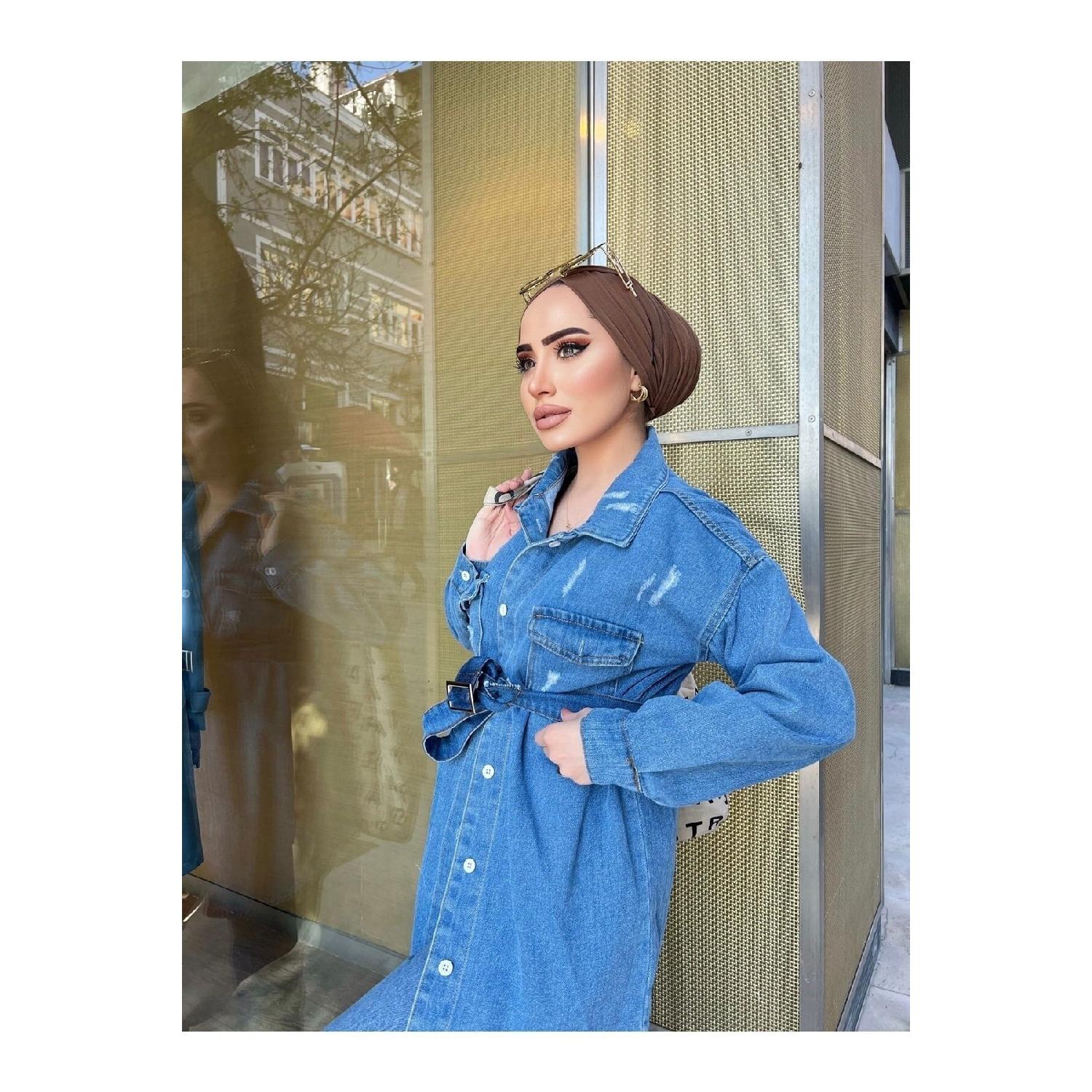 

Женская джинсовая куртка с потертостями и поясом