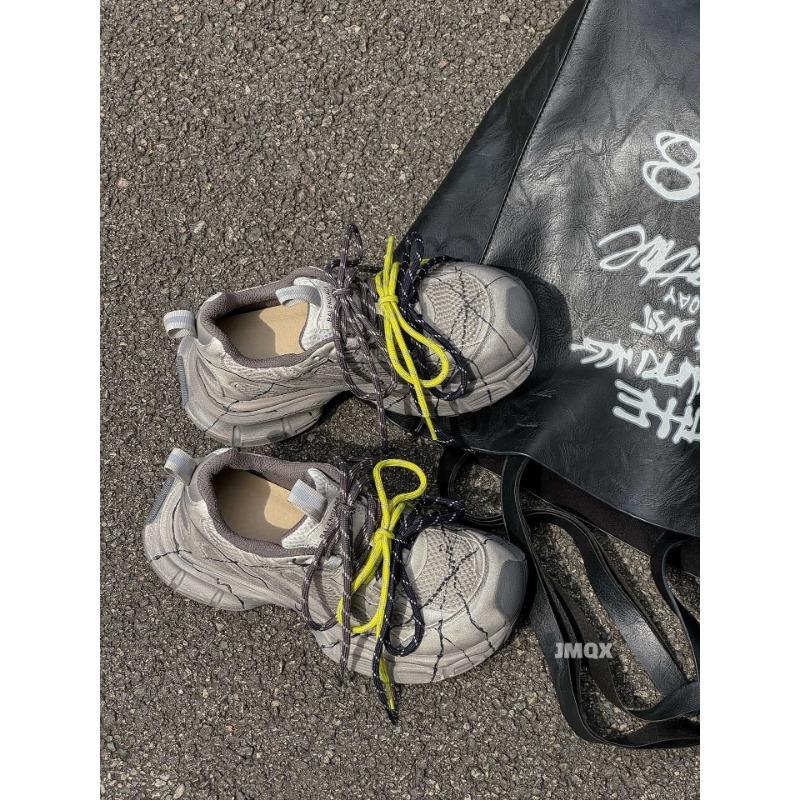 

Толстоподошвенные легкие нескользящие кроссовки для пап женские новые осенние женские туфли детские мягкие подошвы не устают и универсальны 35 серый