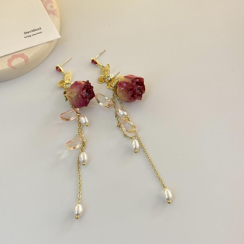 Серьги-гвоздики в ретро-романтическом стиле с натуральными красными розами, покрытые настоящим золотом, с жемчугом, в качестве дизайнерского аксессуара