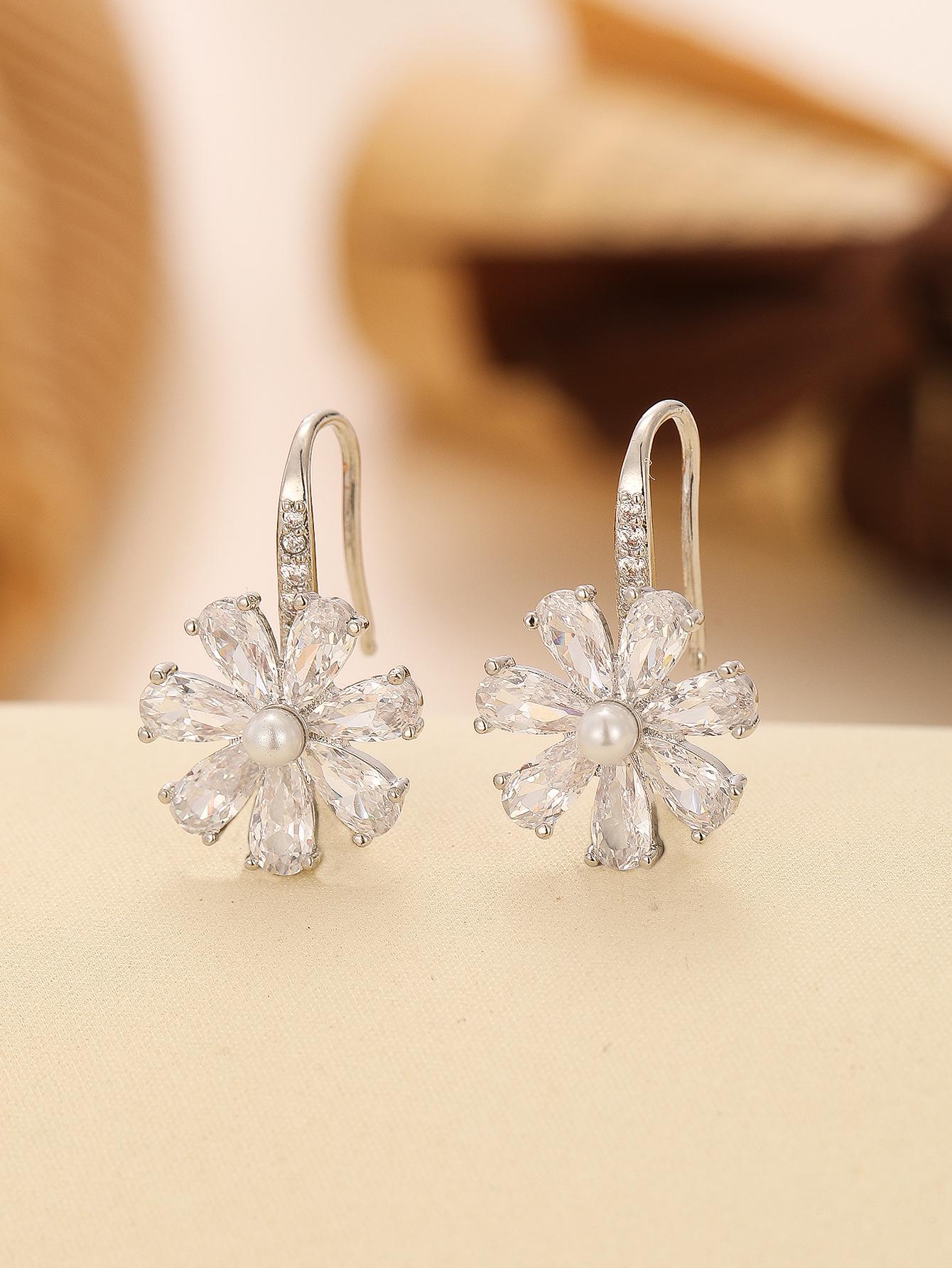 

Винтажные серьги-цветы с черными и белыми цирконами и жемчугом в французском стиле