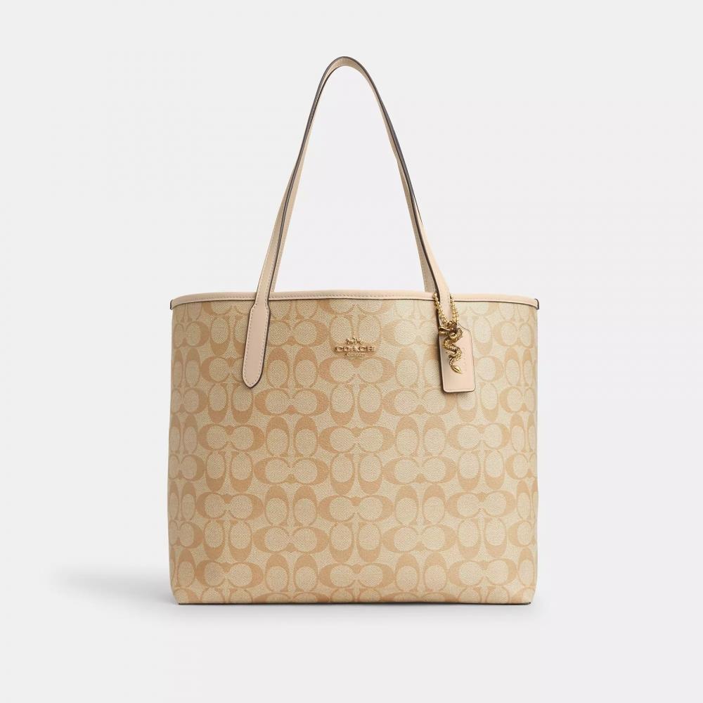 

Новогодняя городская сумка Coach с драконом