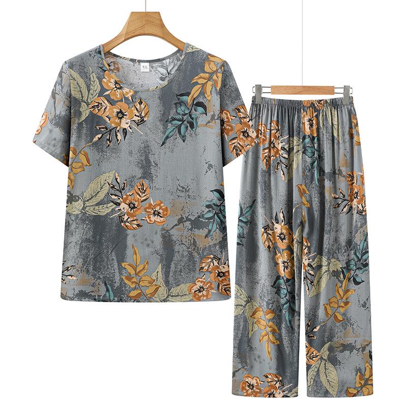 Stylish Short-Sleeved Printed Casual Summer Set for Middle-Aged Women, Lightweight Plus Size Pajamas, Versatile for Home or Outdoor Wear.