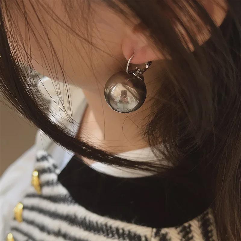 Elegant Pearl Earrings: Hong Kong French Retro Style for a Sophisticated OL Look