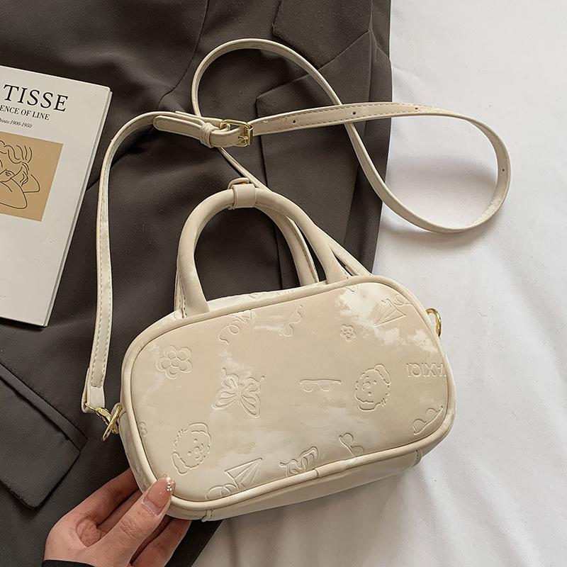 Early spring new fashion graffiti embossed matte texture portable pillow bag versatile Korean version casual commuter messenger bag
