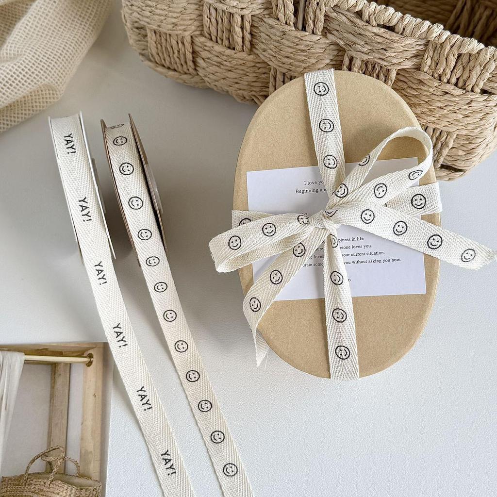 1,5 cm Fiskbensbomullsband med Födelsedagsbokstav & Smiley-ansiktsdesign - Ren Blekt Naturvit Bomullsväv