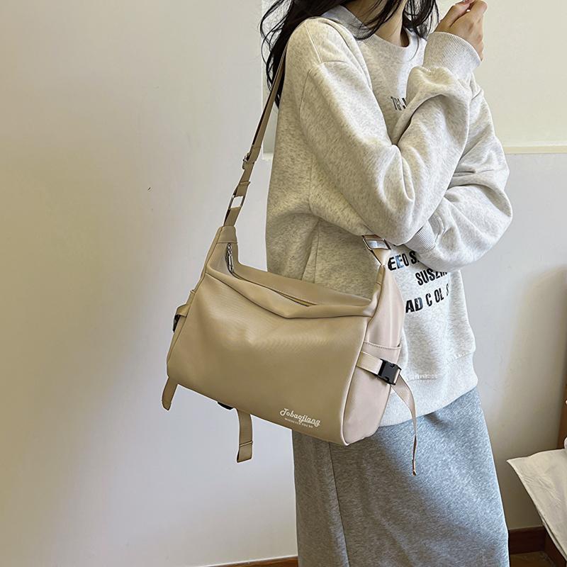 Сумка через плечо с буквенным принтом — фото 3